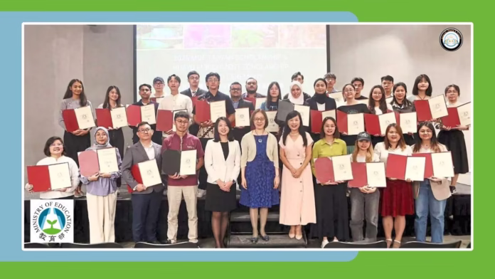 Huayu Enrichment Scholarship